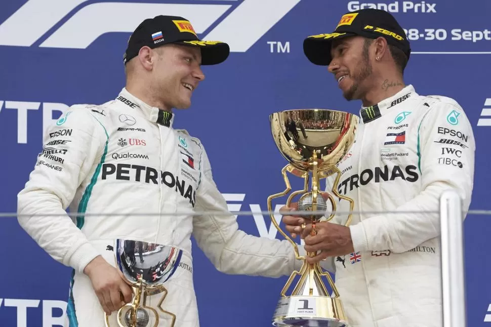 IMPARABLES. Valtteri Bottas y Lewis Hamilton se saludan luego de un trabajo altamente satisfactorio en la pista. Mercedes-AMG