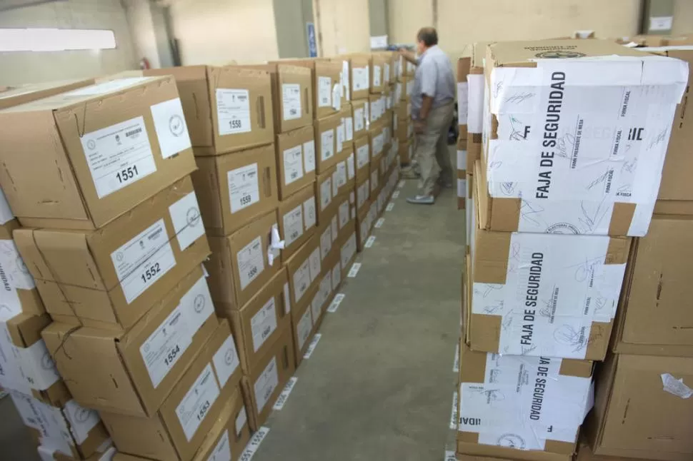 HACE TRES AÑOS. Las cajas de cartón con votos en el depósito que alquiló la Junta en 2015. 