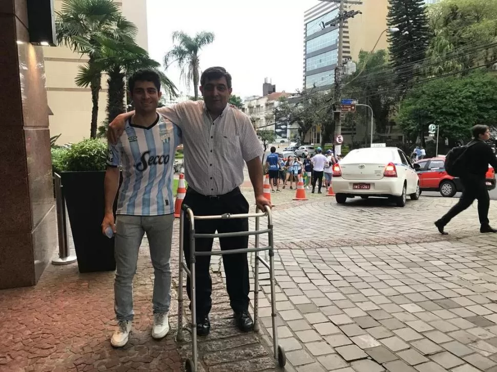 PADRE E HIJO. Sergio el “Turco” Mohamed y su hijo “Nacho”, en las inmediaciones del hotel de Atlético, en Porto Alegre.  la gaceta / foto de leo noli