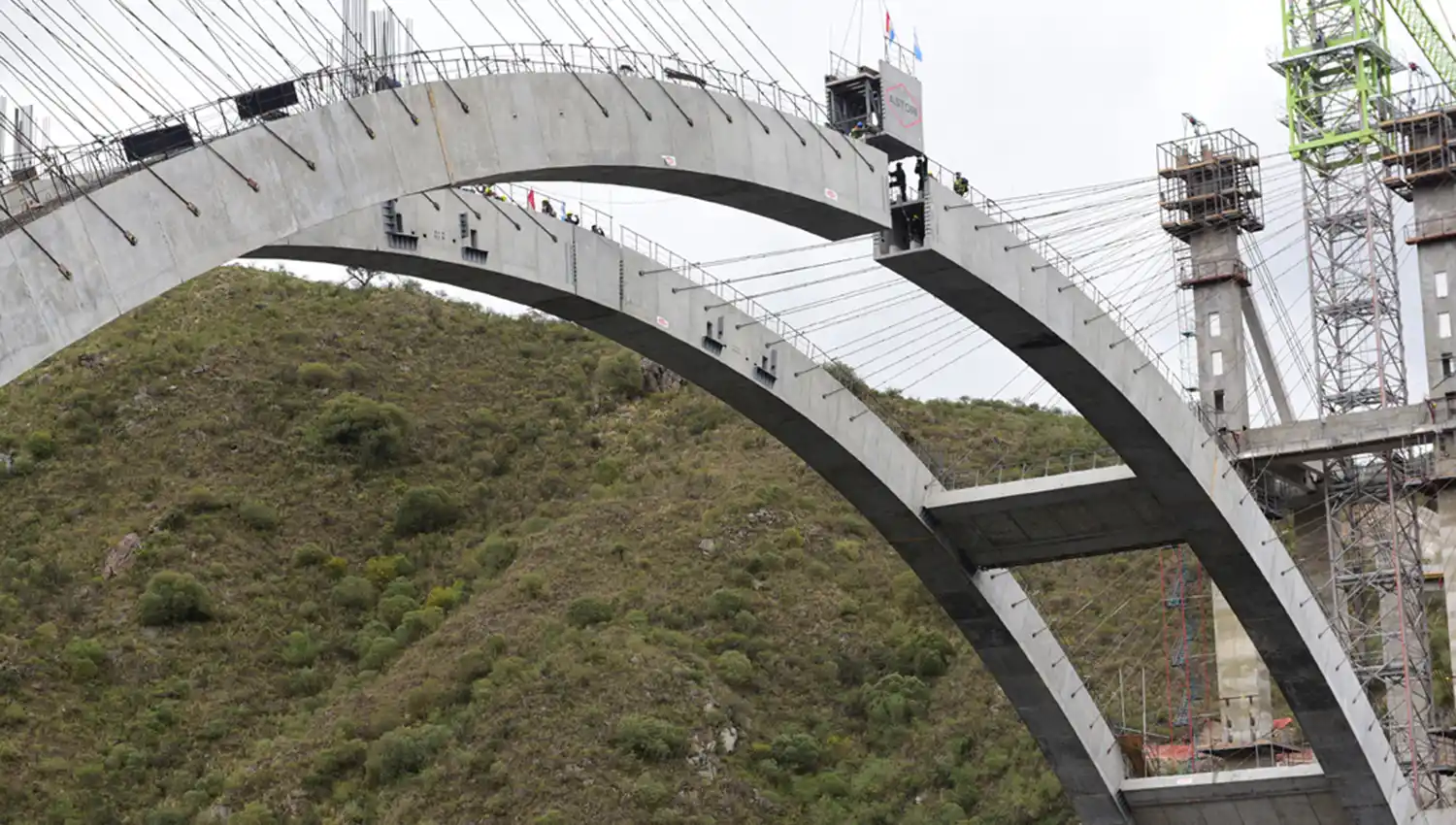 ETAPA CLAVE. Momento en que se coloca la dovela central en el puente.