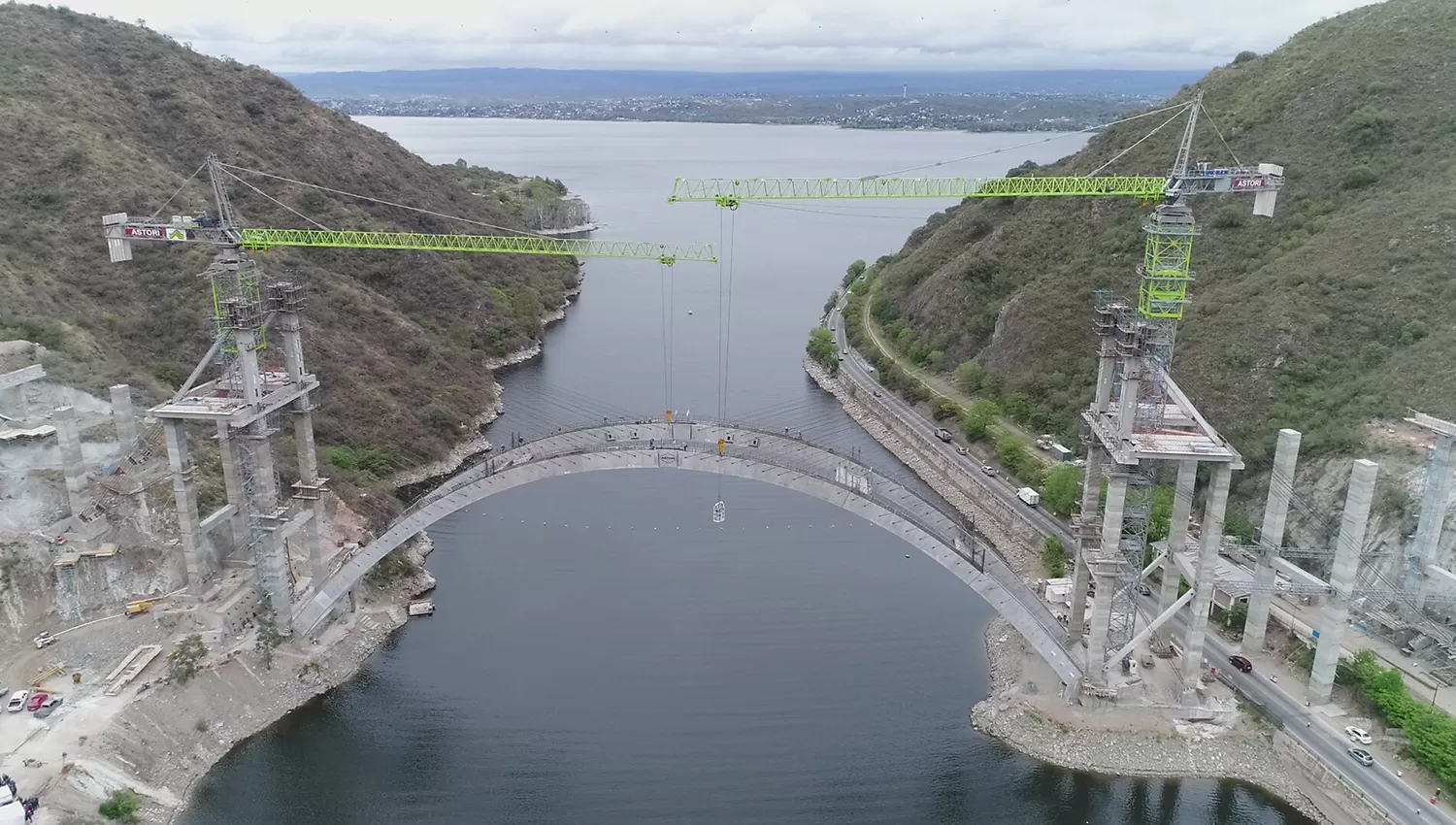 En Tucumán se derrumban los puentes mientras en Córdoba se erige uno que hará historia