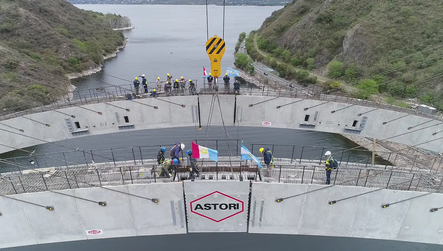 En Tucumán se derrumban los puentes mientras en Córdoba se erige uno que hará historia