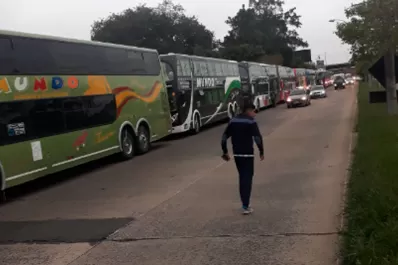 Decenas de colectivos de hinchas de Atlético llegaron a Porto Alegre