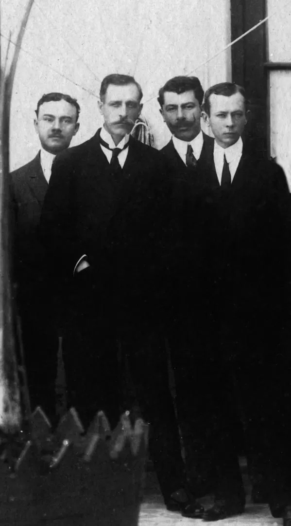 ALBERTO ROUGÉS. Desde la izquierda, el filósofo tucumano, Juan Carlos Nougués, Ricardo Frías y Alberto Gallo Cainzo, en 1910. 
