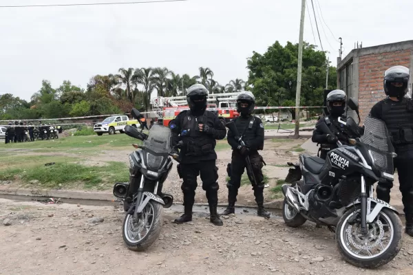 Muerte y fuego en el barrio San Roque: buscan al autor de los disparos