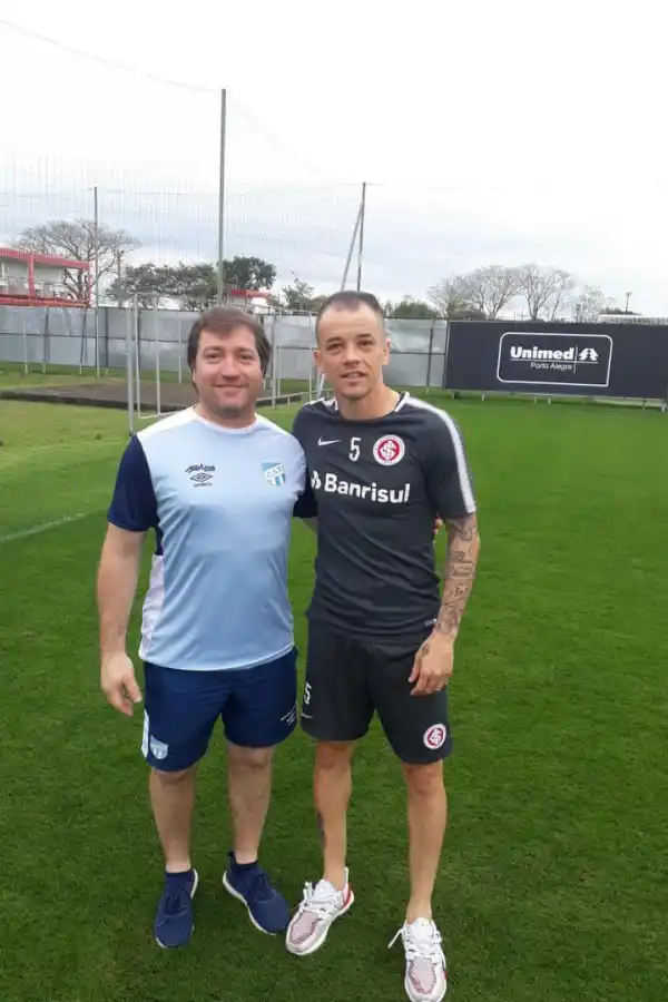 GENTIL. Patricio Peralta, kinesiólogo de Atlético, le pidió una foto al “Cabezón” y este accedió sin dramas. El ex River y San Lorenzo estaba de muy buen humor.    