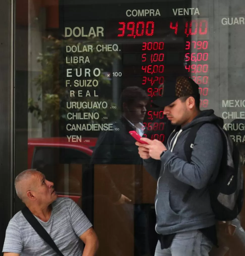 EN BAJA. El peso recuperó su valor en el debut del nuevo esquema. Reuters