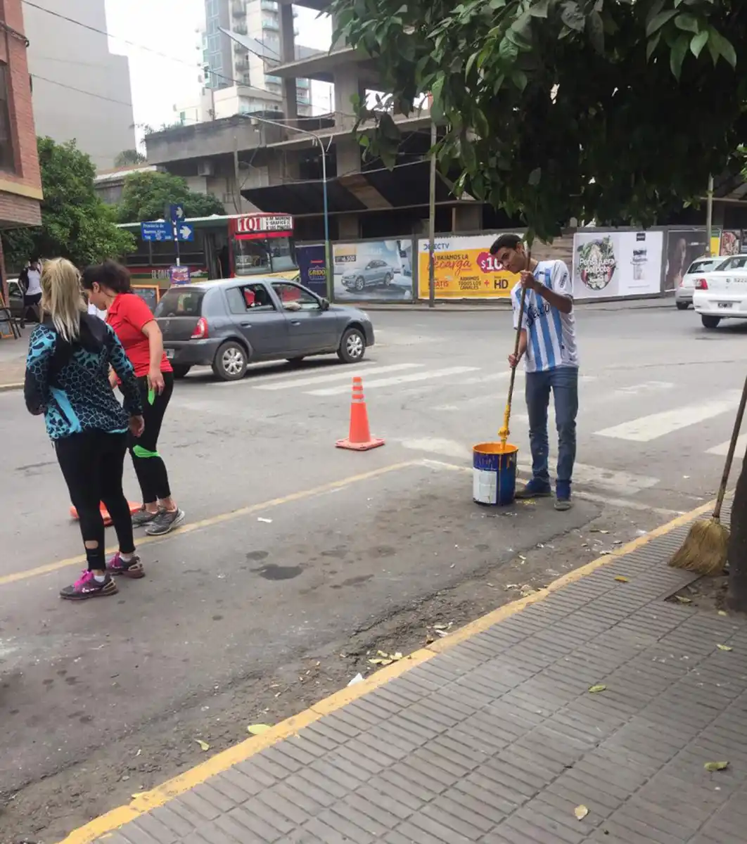 Corrieron la parada de taxis que estaba ubicada en la entrada de un garage