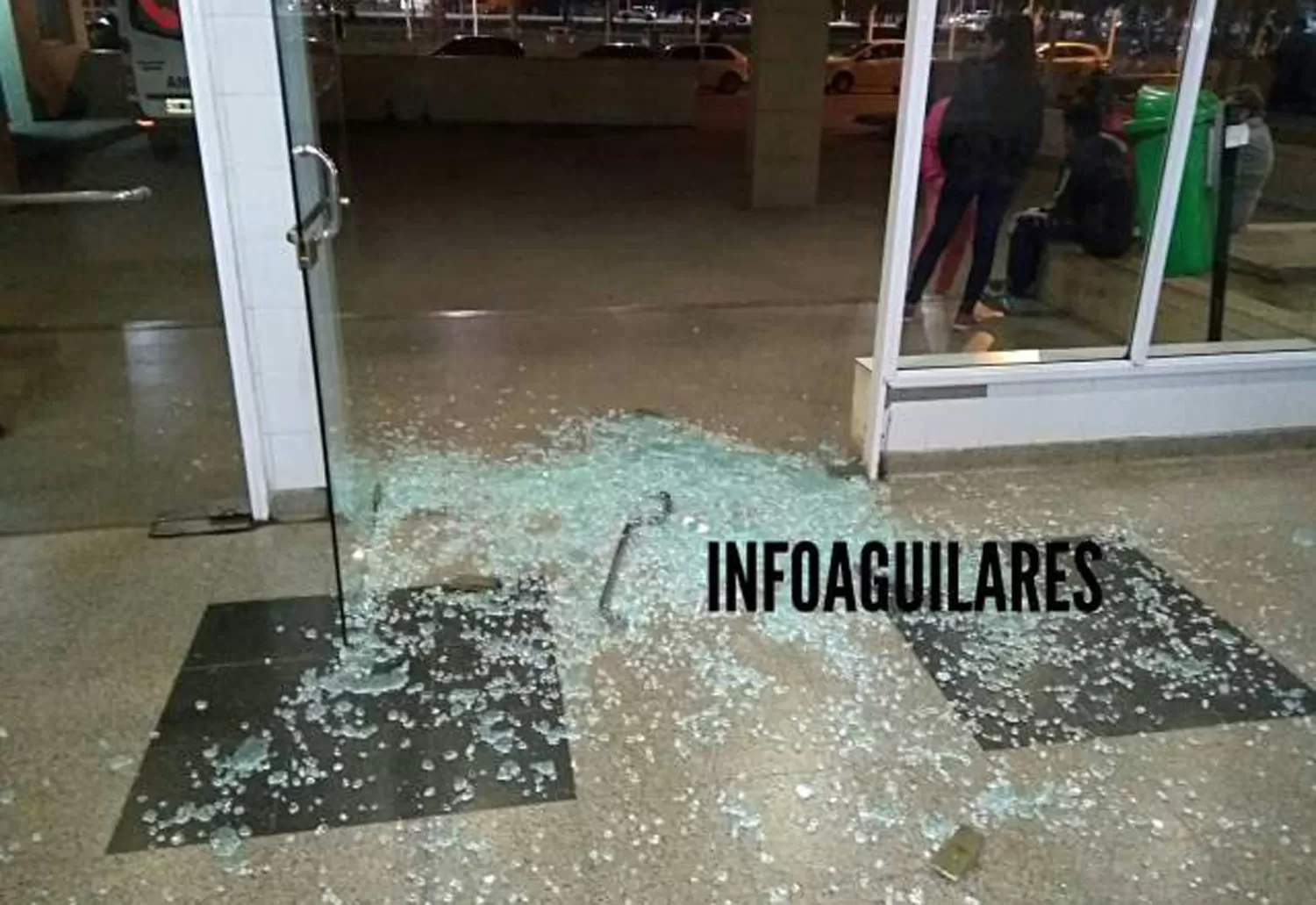 Un herido de arma blanca destrozó la puerta del hospital de Aguilares