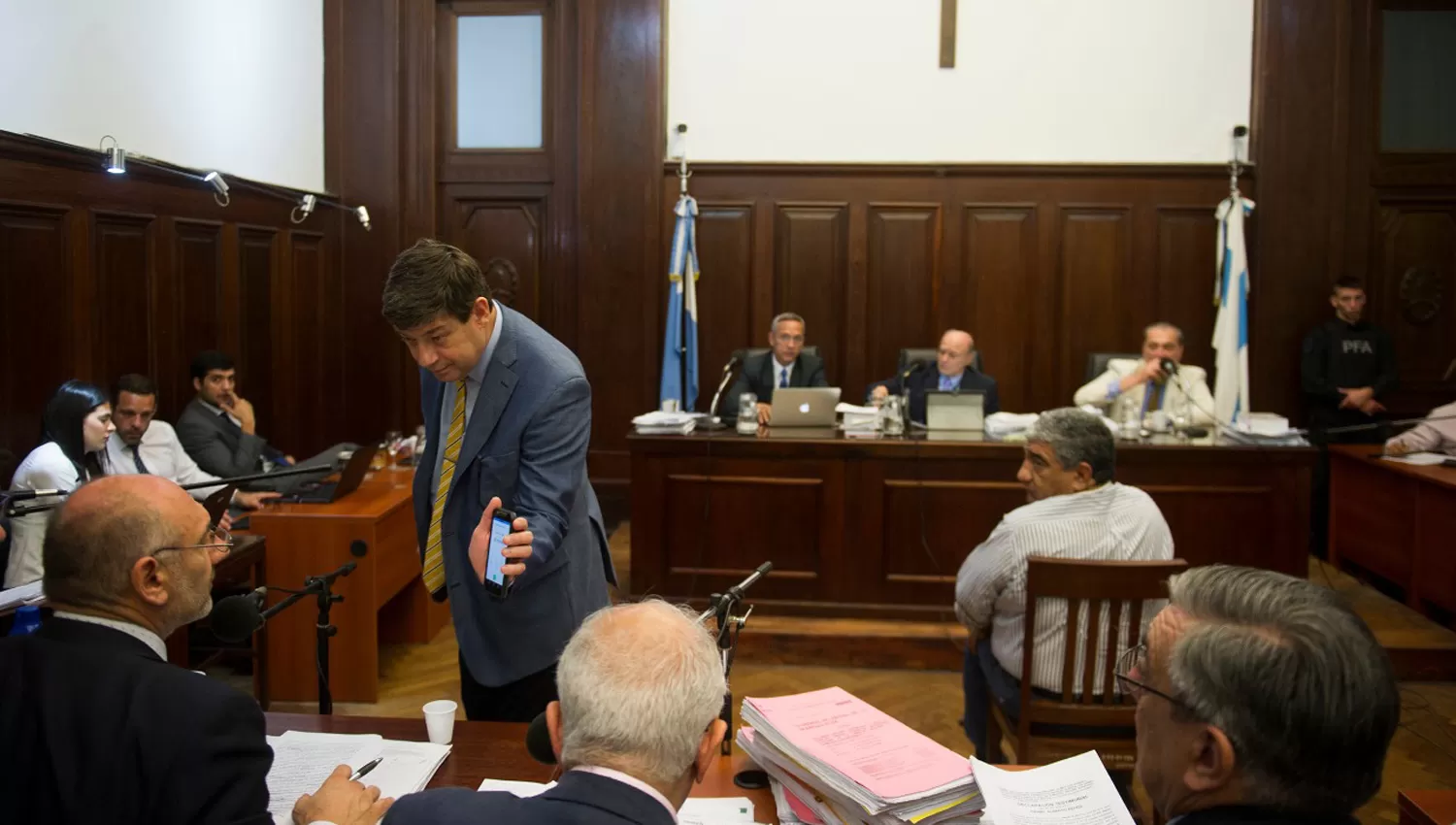 EN EL RECINTO. Mario López Frías muestra una imagen con el celular al fiscal de Cámara Carlos Sale. 