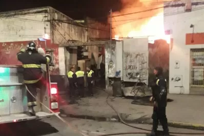 Un incendio consumió un local de muebles usados: rescataron a cuatro personas