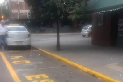 Corrieron la parada de taxis que estaba ubicada en la entrada de un garage