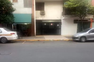 Habilitaron una parada de taxis en la entrada de un garage
