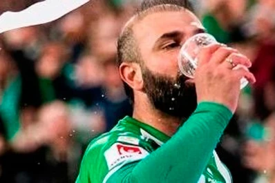 Insólito festejo: un jugador se tomó una cerveza que le tiraron de la tribuna