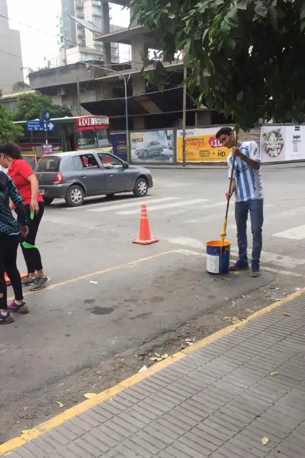 Corrieron la parada de taxis que estaba ubicada en la entrada de un garage