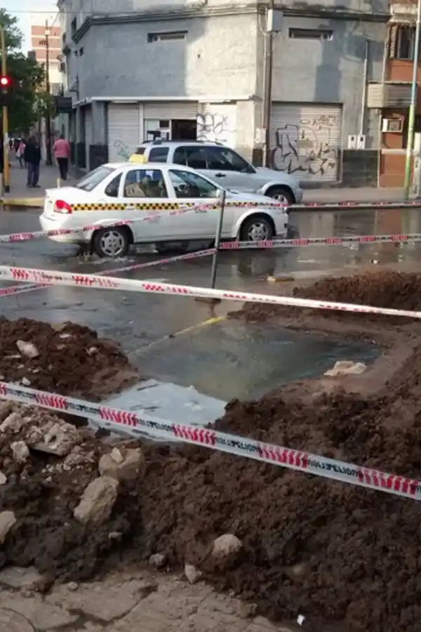 Por la rotura de un caño maestro, se formó una pileta en una esquina de barrio Sur