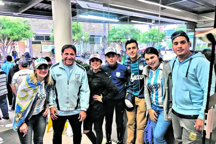 FELICES LOS SIETE. Hombres y mujeres transmiten su orgullo por el equipo de Zielinski. 