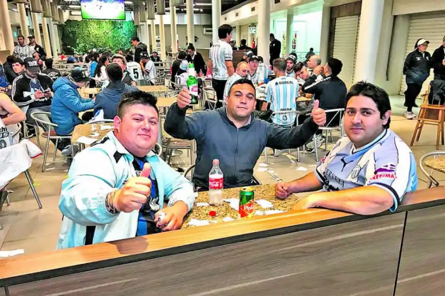 AUNQUE GANES O PIERDAS... Los tucumanos disfrutaron cada minuto en Porto Alegre.