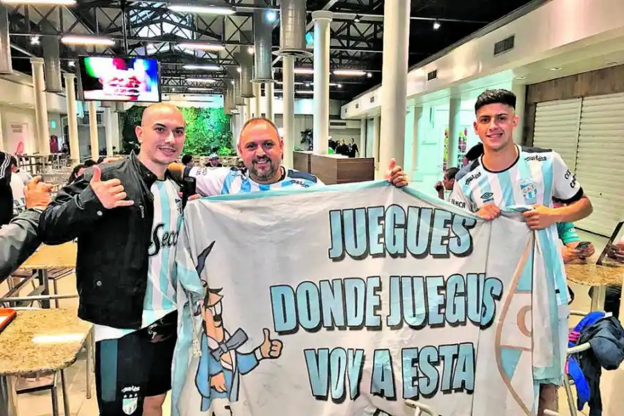 LA BANDERA NO PUEDE FALTAR. Ellos la llevan a todos lados.