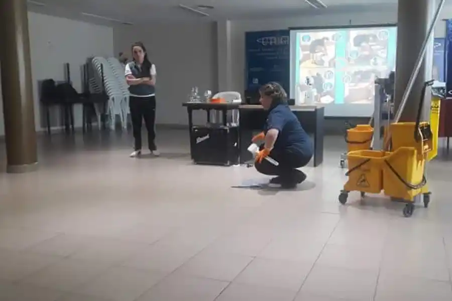 Realizan un taller para preservar y cuidar a los trabajadores y empleados de piso