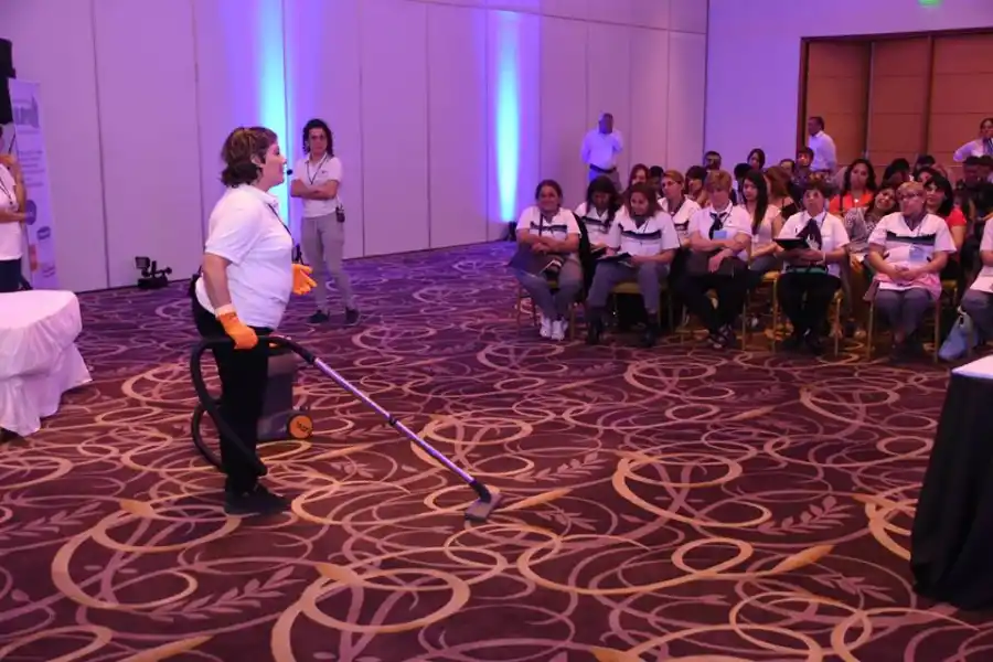 Realizan un taller para preservar y cuidar a los trabajadores y empleados de piso