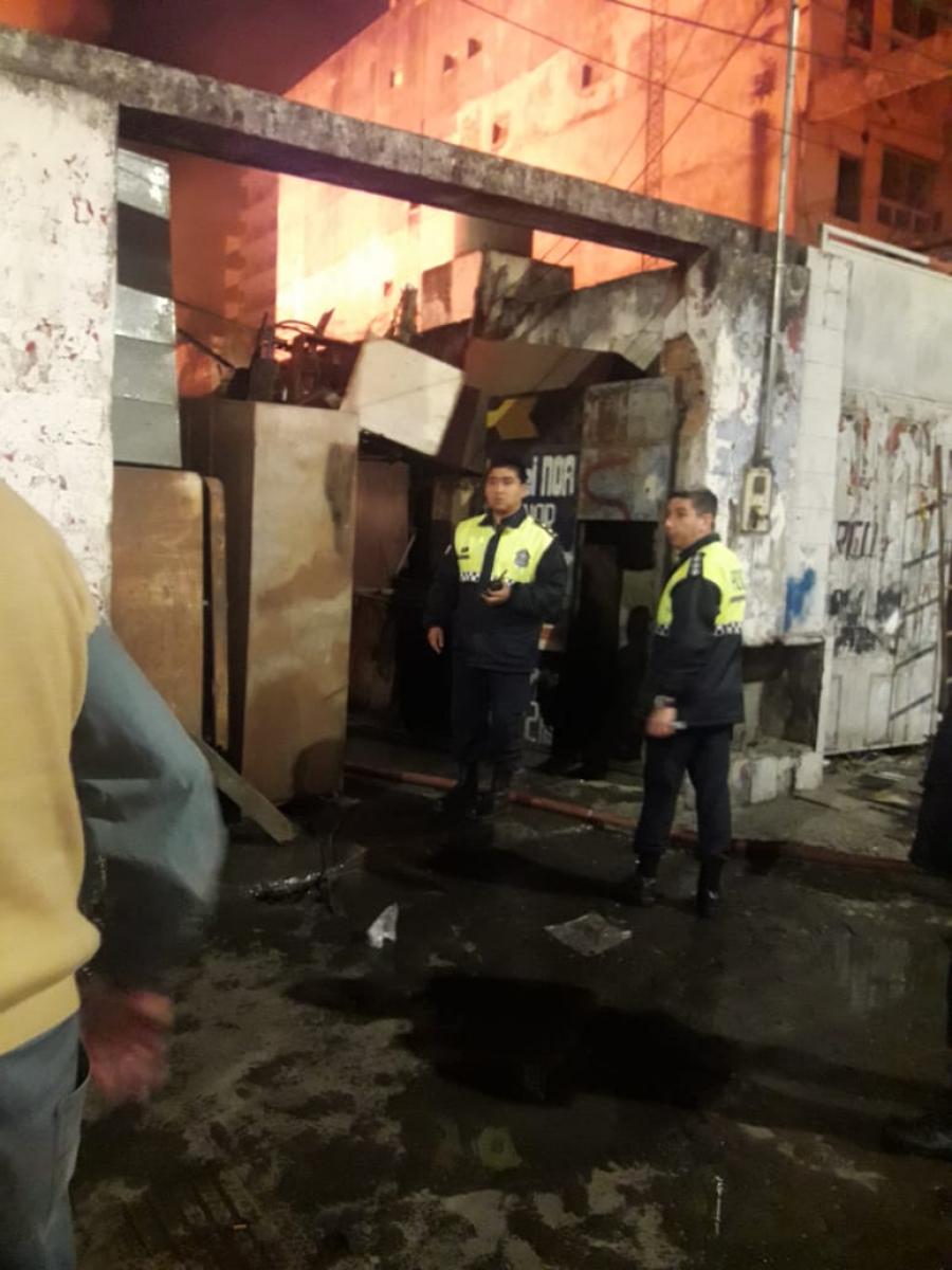 Un incendio consumió un local de muebles usados: rescataron a cuatro personas