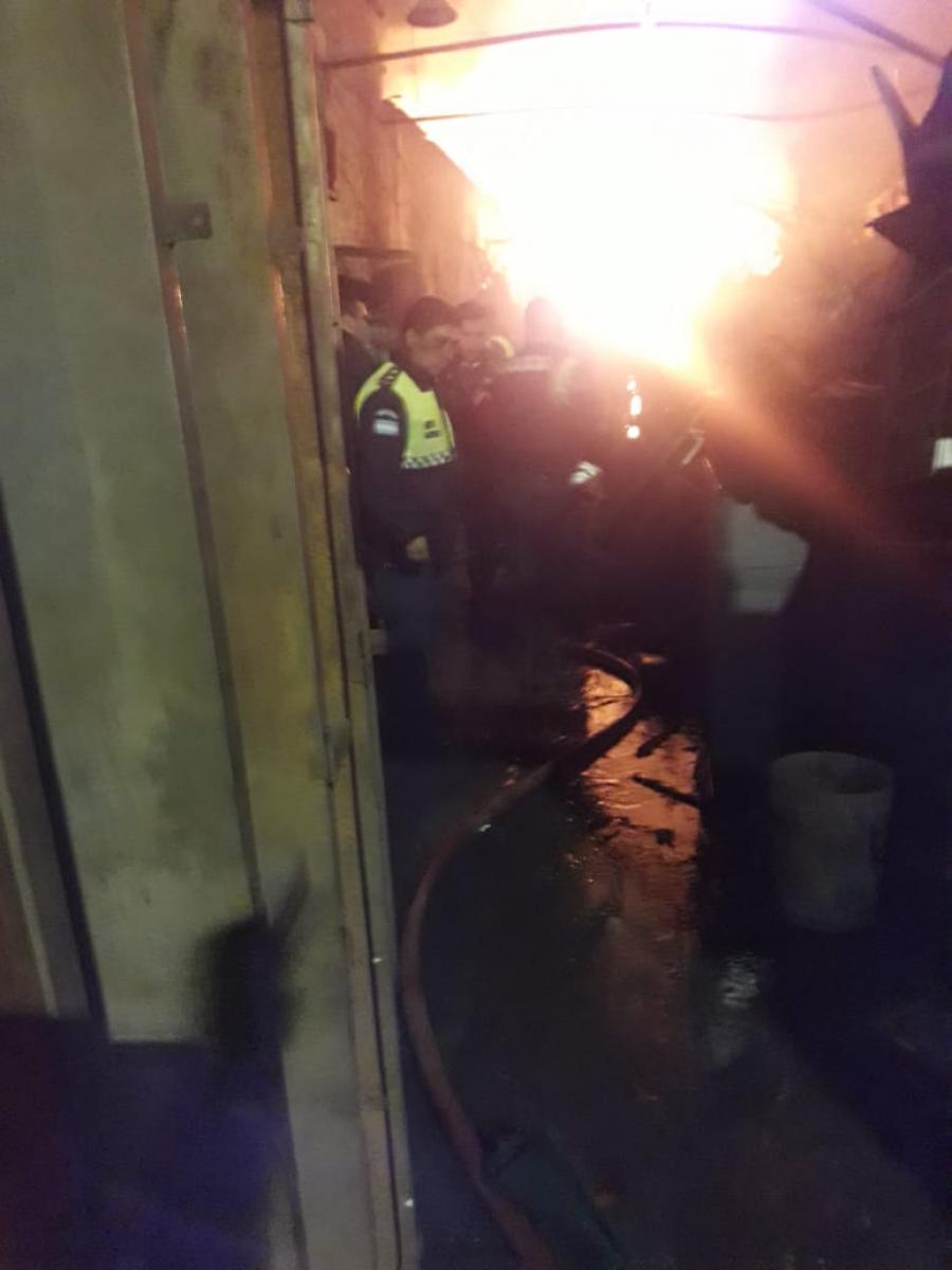 Un incendio consumió un local de muebles usados: rescataron a cuatro personas