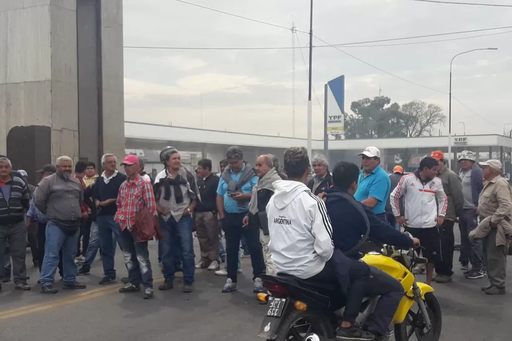 Trabajadores de un ingenio bloquean el puente Lucas Córdoba