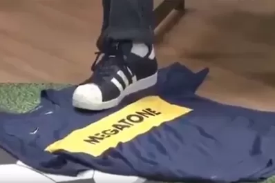 Video: un periodista brasileño pisoteó la camiseta de Boca en un programa en vivo