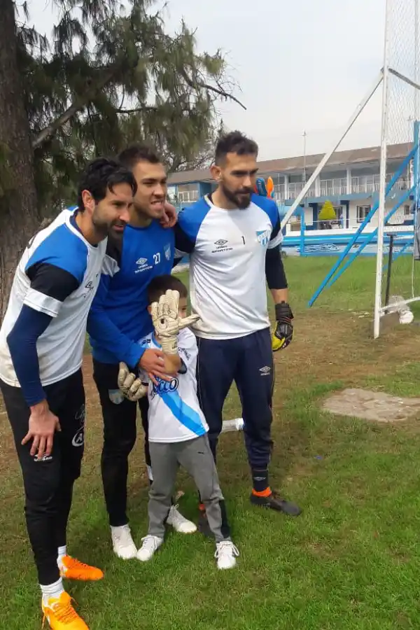 Video: el enorme gesto de Laucha Lucchetti con el niño que lloró por su expulsión ante Gremio
