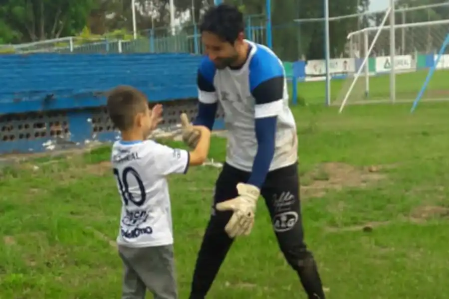Video: el enorme gesto de Laucha Lucchetti con el niño que lloró por su expulsión ante Gremio