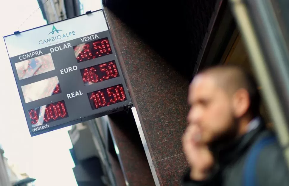 EN PICADA. Presionado por las altísimas tasas de interés, el dólar tuvo una jornada con muchos altibajos. Reuters