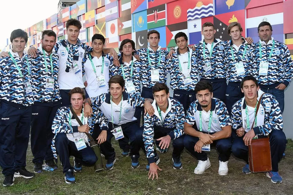 EN LA VILLA. Los atletas argentinos oyen a uno de los entrenadores. Al fondo, los edificios con las banderas de Japón y Suiza. fotos de buenosaires2018.com