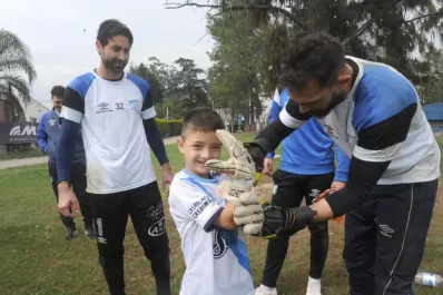 Lucchetti recibió y agasajó a Mateo, el niño que lloró con su expulsión
