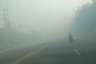 Distintos incendios de pastizales cubrieron de humo dos rutas provinciales