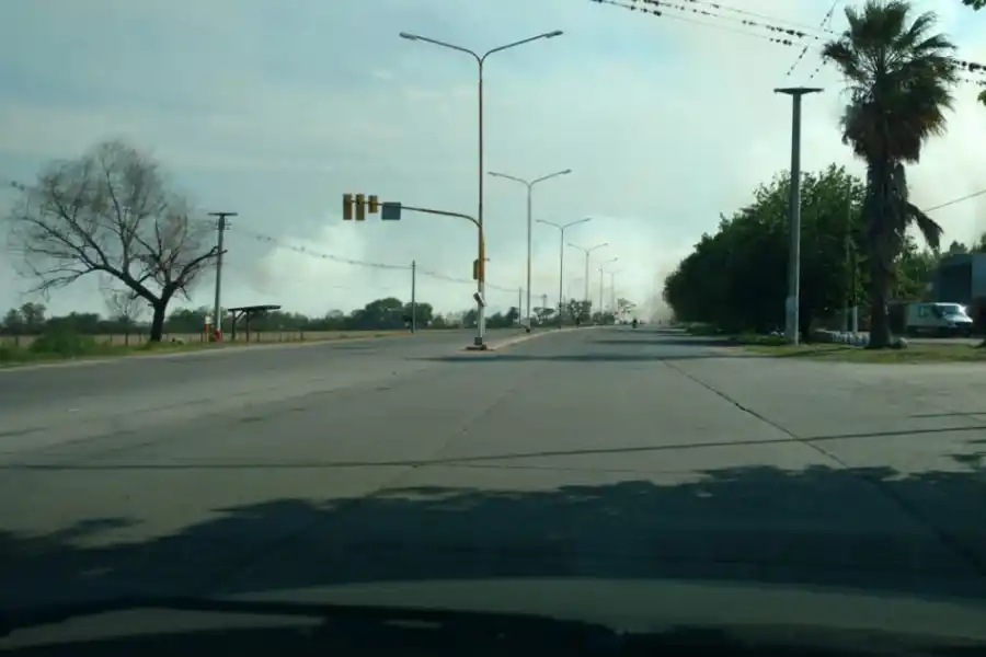 Distintos incendios de pastizales cubrieron de humo dos rutas provinciales 