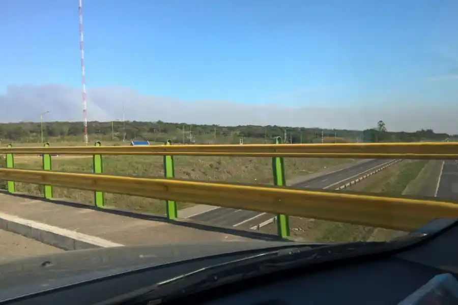 Distintos incendios de pastizales cubrieron de humo dos rutas provinciales 