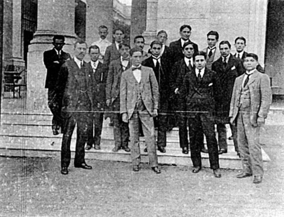 PRIMEROS ALUMNOS. En esta foto de 1914, al abrirse las clases de la Universidad, se identifica en la primera fila, al extremo derecho, al profesor Guillermo Paterson. 
