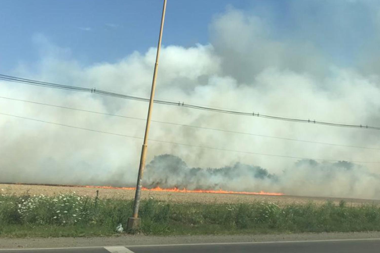 Distintos incendios de pastizales cubrieron de humo dos rutas provinciales 