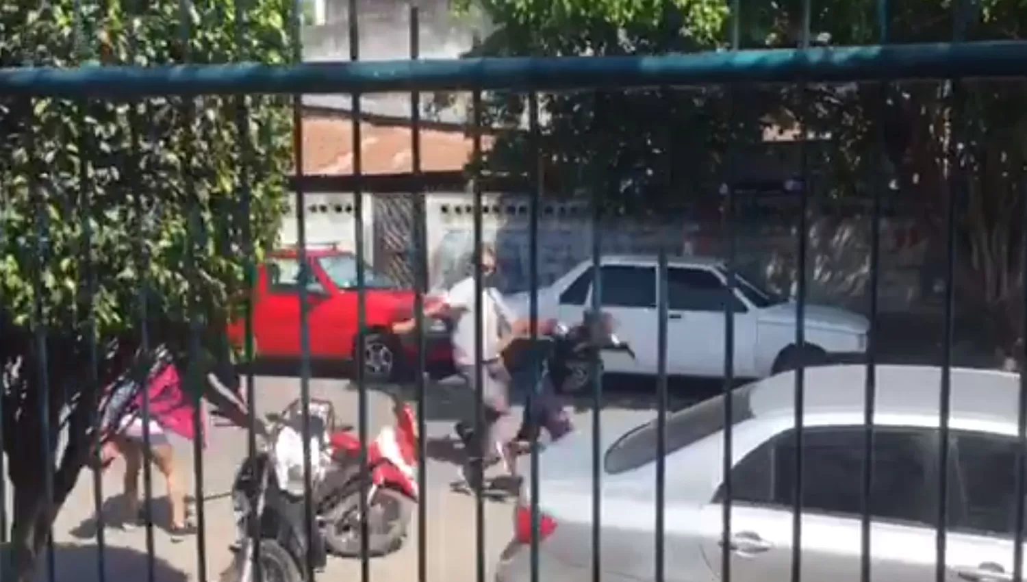 Video: sorprendió a un delincuente cuando intentaba robar una moto y lo redujo