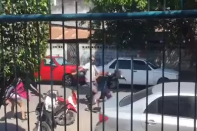 Video: sorprendió a un delincuente cuando intentaba robar una moto y lo redujo
