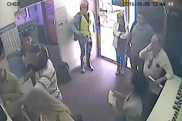 Ingresaron con armas, arrastraron a una clienta y se llevaron la recaudación de un “Pago Fácil”