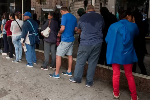 Quejas y sugerencias para la ley para terminar con las filas en Tucumán