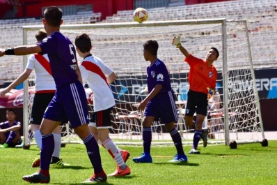 Los niños tailandeses rescatados de la cueva jugaron en el Monumental