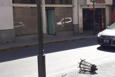 Vándalos destruyeron una farola en pleno centro, a pocos metros de la Seccional I