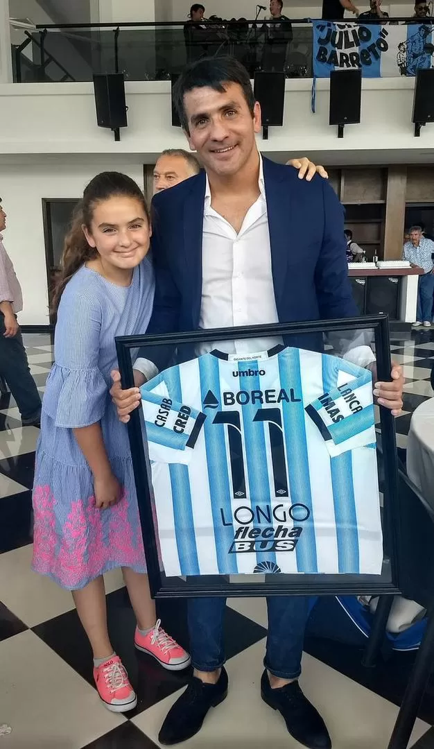 ORGULLOSO. Longo junto a su hija Francesca. Narchi recibió la camiseta N°10. twitter @ATOficial