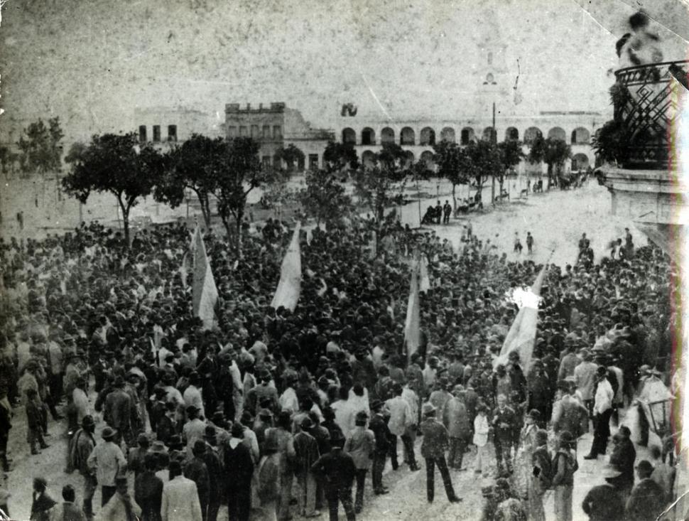 LA REVOLUCIóN DE 1887. Grupo apiñado el 12 de junio en una esquina de la plaza Independencia. Lo registró esta foto, conservada en el álbum del doctor Juan Heller
