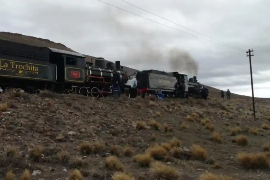 LA FUERZA DE DOS. Se necesitan dos locomotoras para traccionar.