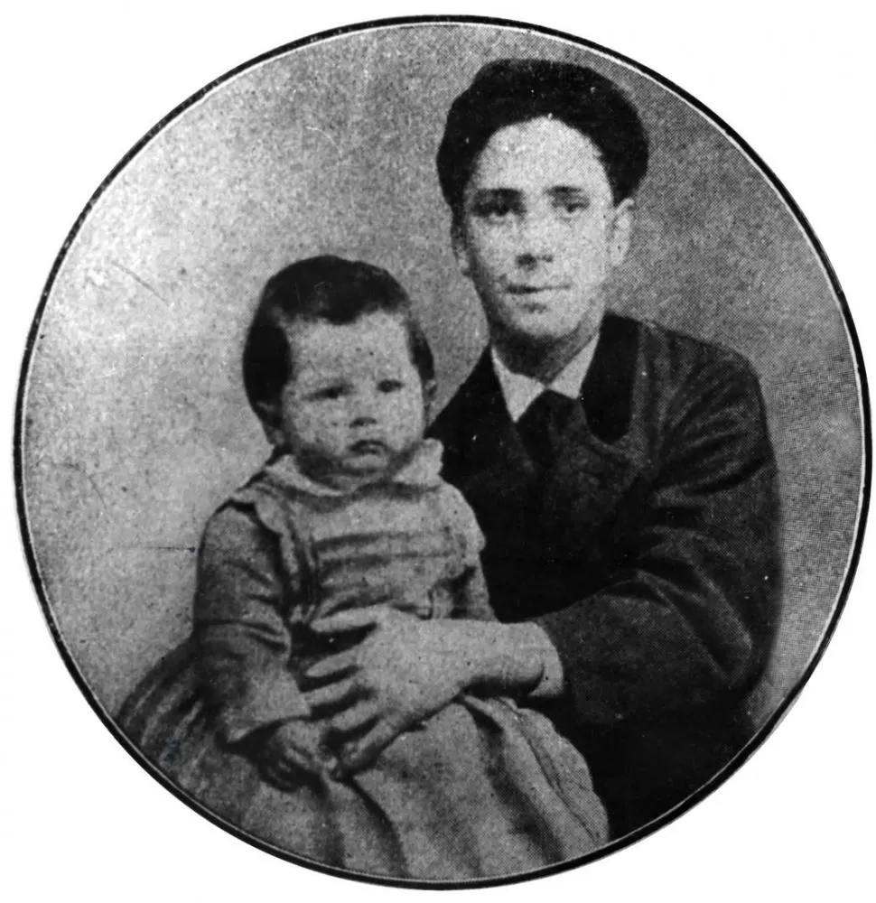 EN LA NIÑEZ. Vicente C. Gallo, de pocos años, en brazos de un pariente 