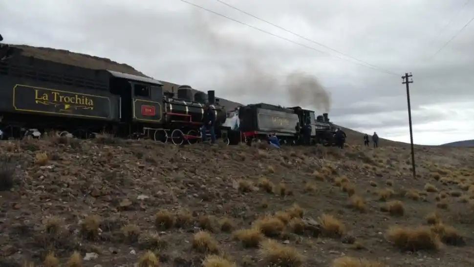LA FUERZA DE DOS. Se necesitan dos locomotoras para traccionar.